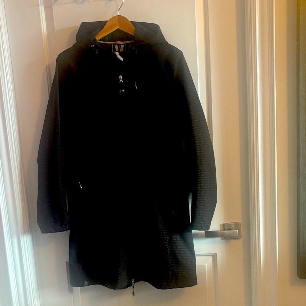 VAURNET Coaches coat
Self pattern black on black
Excellent condition